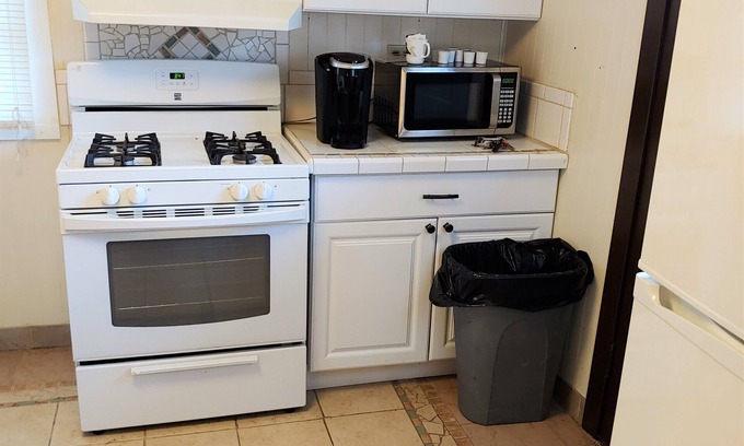 Hillsdale House | Cozy Hillsdale Cottage with Ocean View and Pet-Friendly Amenities