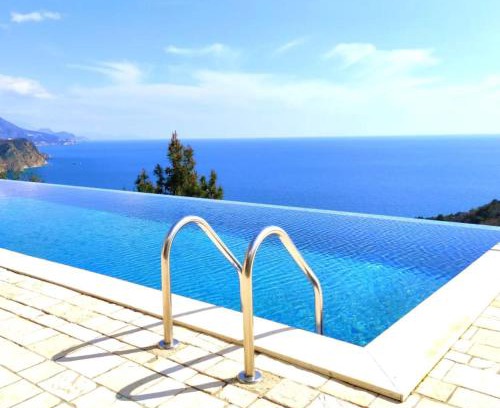 Budva Apartment | Altezza2: Family-Friendly Retreat with Oceanfront Pool