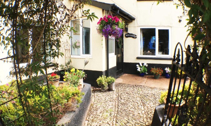 Sandford Bed & Breakfast | Inviting Hillside Bed and Breakfast with Delicious Breakfast
