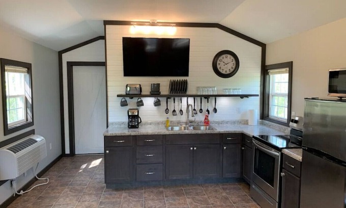 Annapolis Cabin | Pet-Friendly Hillside Cabin #5 in Annapolis, MO - 10/10 Rating
