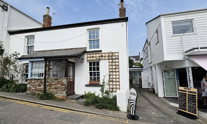 Portscatho Cottage | Cozy Hillside Cottage: Family-Friendly Retreat for 5 Guests