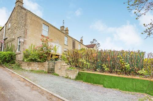 Peasedown Saint John Apartment | Discover Hillside Cottage: Pet-Friendly Retreat Rated 9.1