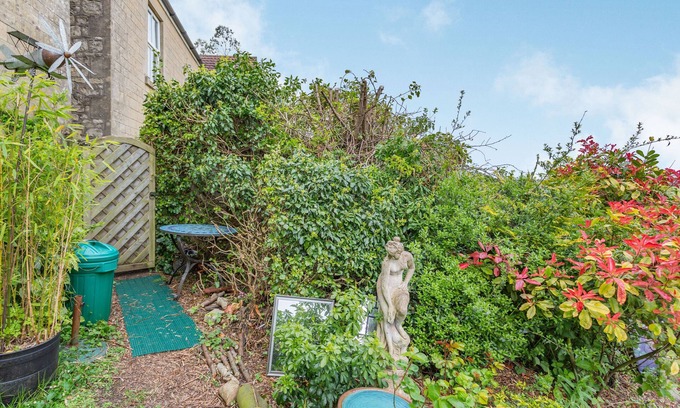 Peasedown Saint John Cottage | Cozy Hillside Cottage: Pet-Friendly with Breakfast Included