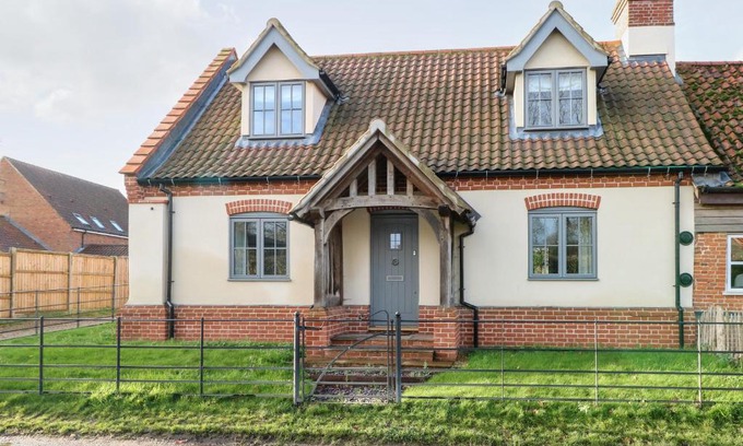 Beeston House | Hillside Cottage: Family-Friendly Retreat Near Nature