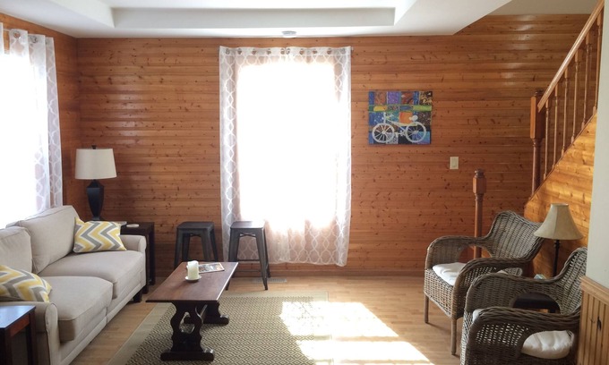 Hermann House | Cozy Hillside Cottage in Central Hermann with Spa & Kitchen