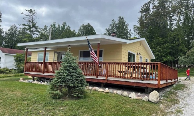 Cedarville House | Lakefront 'Hillside' Cottage with Ocean Views & Breakfast