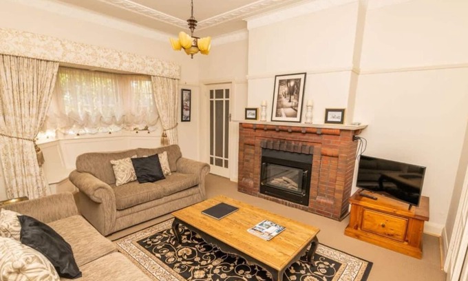 Bathurst House | Hillside Cottage - Walk to CBD with Family-Friendly Amenities