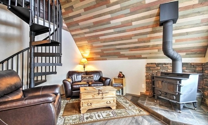 Cripple Creek Cabin | Inviting Hillside Cripple Creek Cabin with Hot Tub & Views