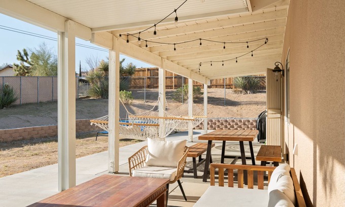 Yucca Valley House | 🌵 ⛰️ Hillside Desert House - Hot Tub, Fire Pit and BBQ! ⛰️ 🌵