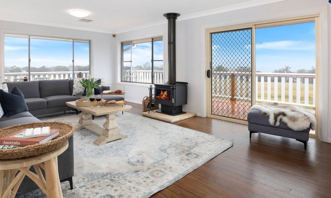 Mittagong House | Enchanting Hillside Farm – Ideal Rural Retreat with Ocean Views