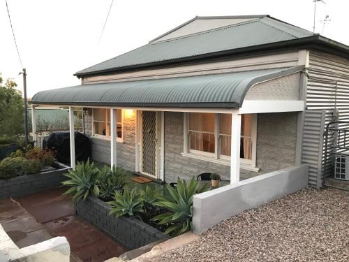 Broken Hill House | Hillside Haven: Pet-Friendly Retreat for Up to 6 Guests