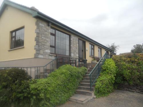 Tahilla House | Hillside Haven: Family-Friendly Retreat with Kitchen Amenities
