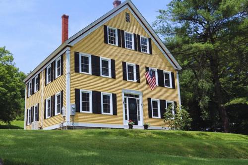East Swanzey House | Hillside Haven: Family-Friendly Farm Retreat with 5 Bedrooms