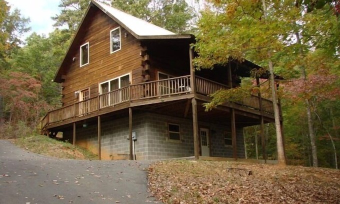 Murphy Cabin | Cozy Hillside Hideaway - Pet-Friendly Log Cabin Retreat