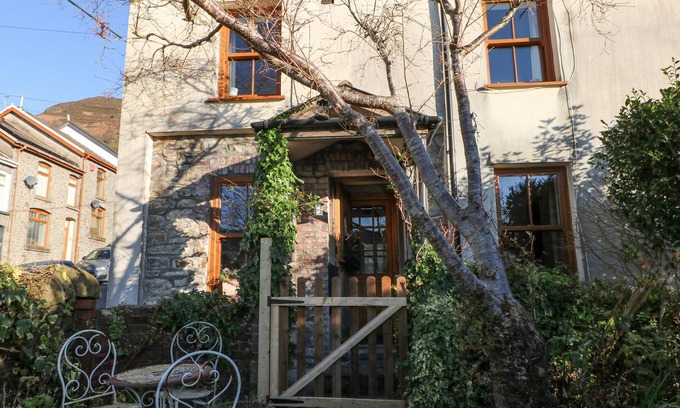 Pentre Cottage | Pet-Friendly Hillside Holiday Cottage with Garden Retreat