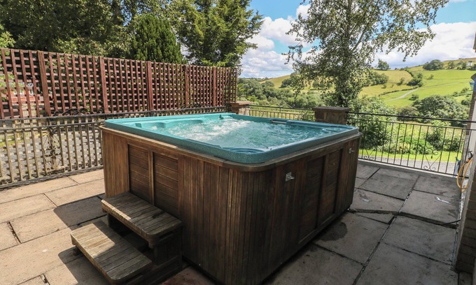 Tirabad Cottage | Hillside Lodge: Pet-Friendly Holiday Cottage in Newtown