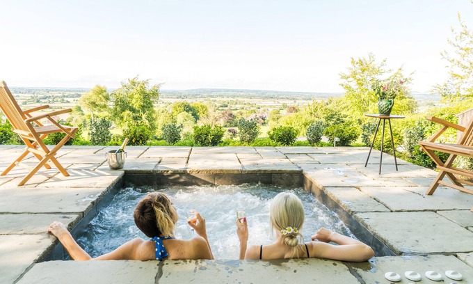 Edington Cottage | Hillside Luxury Cottage and Spa by The Three Daggers