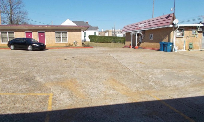 Homer Hotel | Budget-Friendly Hillside Motel with Breakfast & Pet Access