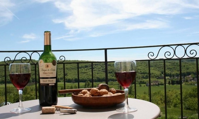 Le Lardin-Saint-Lazare Cottage | Hillside Park Gîte: Relax with Spa, Pool & Family-Friendly Amenities
