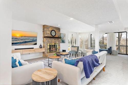 Bucyrus House | Getaway to Hillside Retreat Near Overland Park Trails