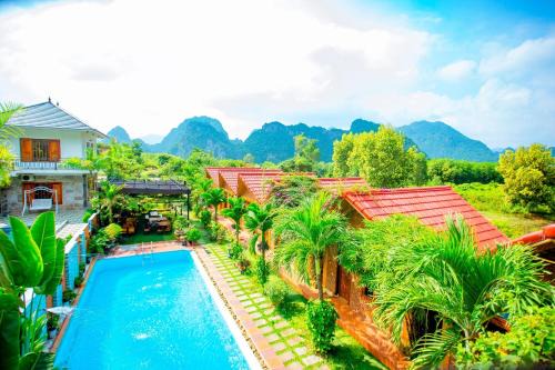 Son Trach House | Welcoming Hillside View Bungalow with Oceanfront Bliss