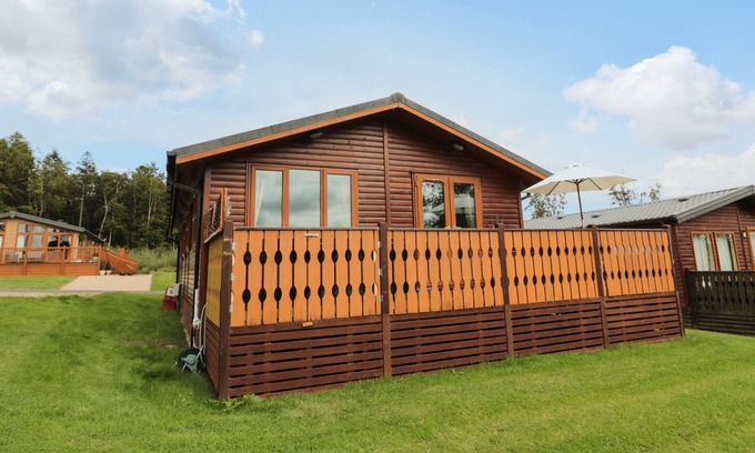 Swarland Cottage | Pet-Friendly Hillside View Cottage with Spa & Hot Tub