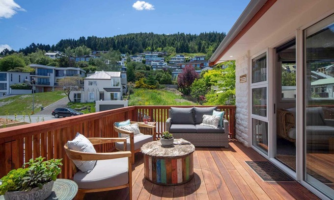 Queenstown City Centre Apartment | Hillside Villa 3: Walk to Town with Lake Views & Free Parking
