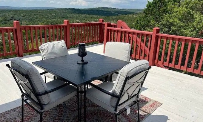 Oatmeal House | Pet-Friendly Hilltop Home with Jacuzzi & Lake Views