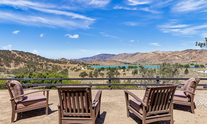 Tehachapi House | Hilltop 4BR Lake View Retreat with Hot Tub & Pool Table