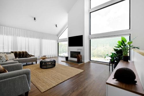 Bright House | Family-Friendly Retreat at Hilltop in Bright