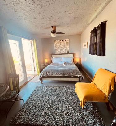 Twentynine Palms House | Hilltop Cabin with Starlink and Scenic Views near JT Park