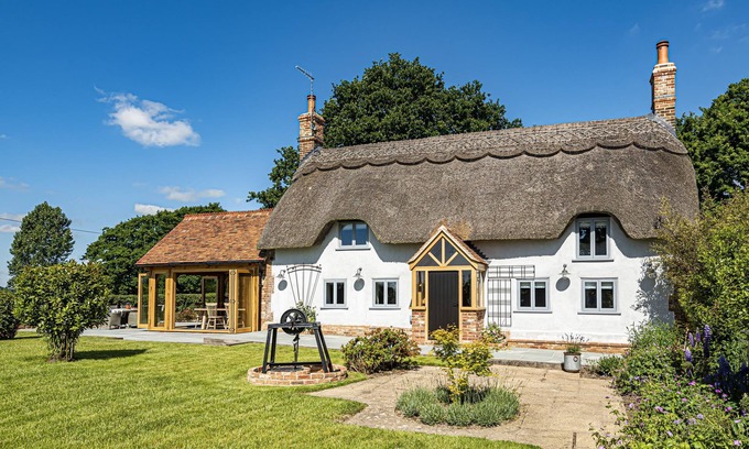 Wimborne Cottage | Cozy Hilltop Cottage with Kitchen & Pet-Friendly Amenities