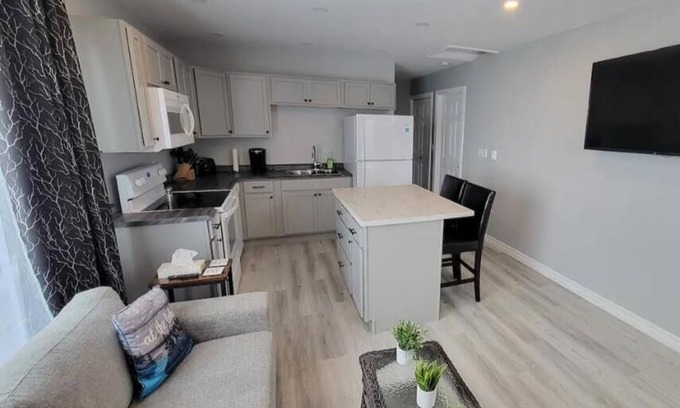 Scotsville Apartment | Pet-Friendly Hilltop Getaway with Breakfast and Kitchen