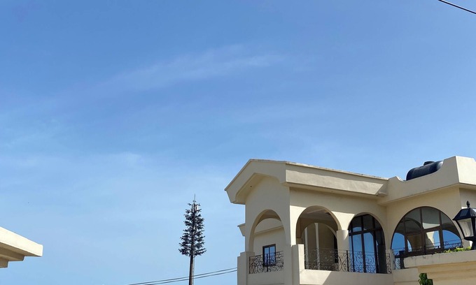 Mallam House | Hilltop Grandeur: 8-Bedroom Retreat with Scenic Views