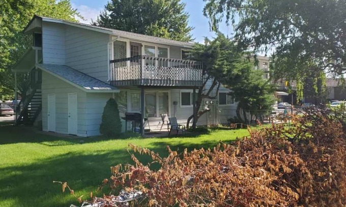 Tri-Cities Apartment | Top-Rated Hilltop Haven: Pet-Friendly Retreat with Spa