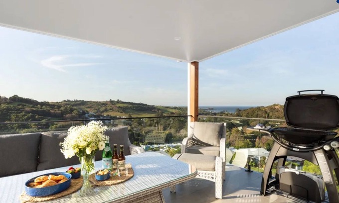Kiama House | Scenic Hilltop Haven with Ocean and Mountain Views