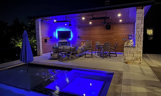 The Hills House | Hilltop Haven Retreat in Texas Hill Country. Kid/Pet friendly. Pool & Firepit