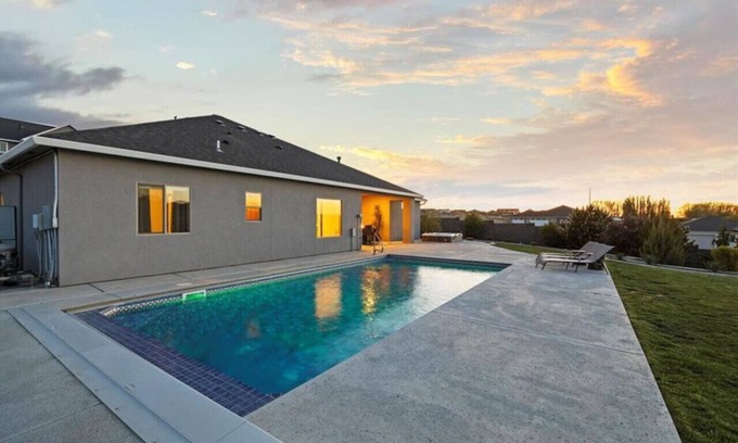 Tri-Cities House | Hilltop Haven w/Pool & Hottub!