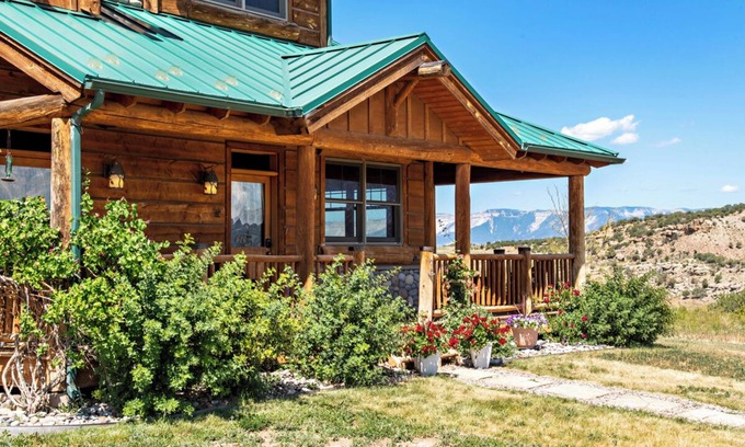Silt House | Hilltop Retreat with Breathtaking Views & Cozy Hot Tub