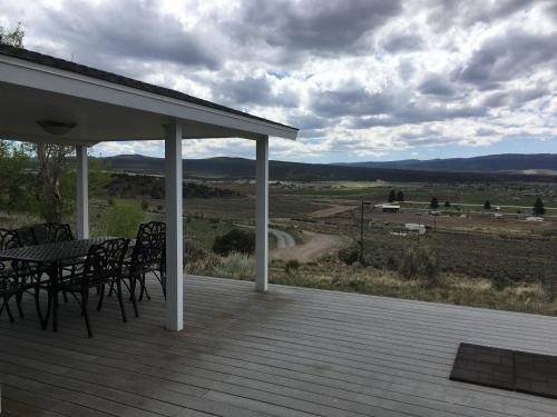 Panguitch House | Hilltop Heaven - 4-Star Comfort with Breathtaking Views