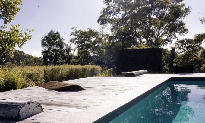Currumbin Valley House | Hilltop Hideaway: Exclusive Resort with Pool & Spa Oasis