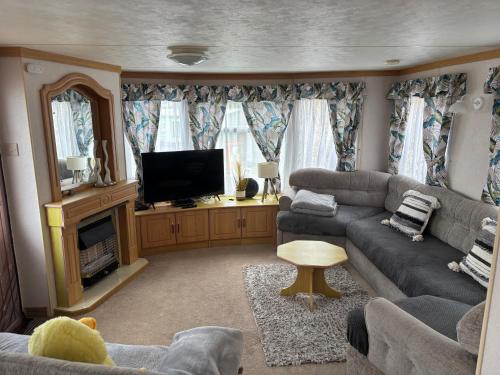 Penparcau Resort | Perfect Retreat at Caravan F8 Aberystwyth Holiday Village