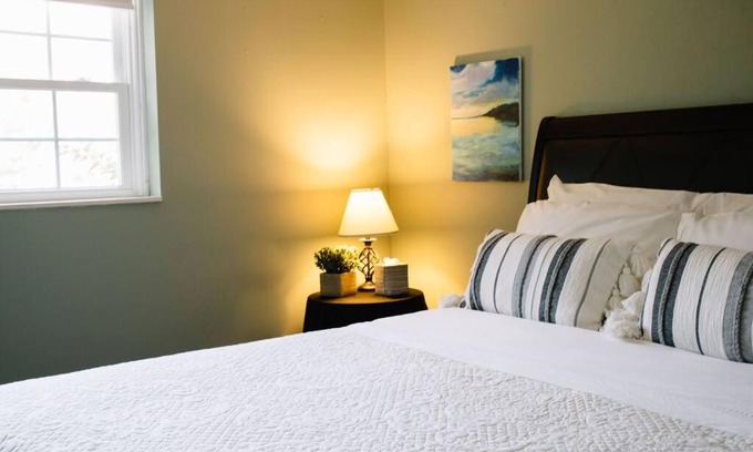 London Apartment | Guest Rated: Hilltop Hideaway - 3BDR in Downtown London