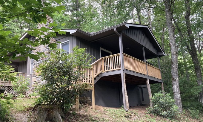 Cashiers Cabin | Hilltop Hideaway: Family-Friendly Cabin with Ocean View