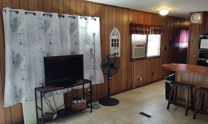 Bronson House | Hilltop Hideaway: Family-Friendly Mobile Home by Lake Sam Rayburn