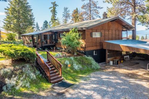 Bigfork House | Relaxing Hilltop Hideaway: Pet-Friendly and Family-Centric