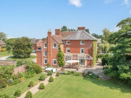 Tenbury Wells House | Hilltop House: 4-Star Retreat with Pool & Pet-Friendly Stay