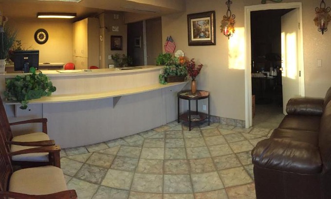 Victorville Hotel | Inviting Hilltop Inn & Suites: Family-Friendly with Pool