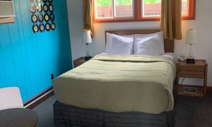 International Falls Cabin | Child-Friendly Hilltop Lodge Queen Room for Memorable Getaways