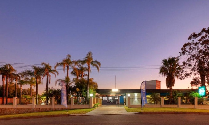Broken Hill Hotel | Hilltop Motel: Oceanfront Retreat with Pool & Hot Tub